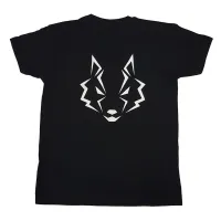 camiseta negra logo vertical detalle 1