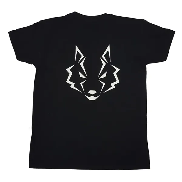 camiseta negra logo vertical detalle 1